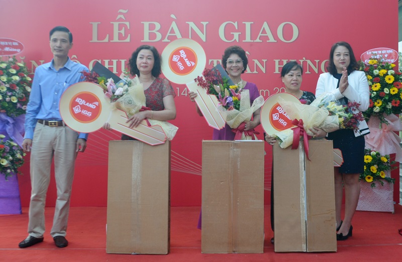 Đại diện chủ đầu tư và chính quyền địa phương bàn giao cho đại diện cư dân đầu tiên của chung cư Trần Hưng Đạo Plaza.