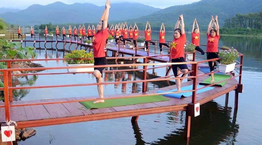 Ngay sau khi được đầu tư cải tạo cảnh quan, hồ Yên Trung thu hút đông đảo du khách