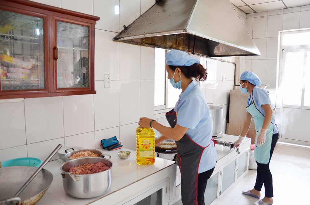 Nhân viên nấu ăn Trường Mầm non Hoa Mai Vàng, TP Uông Bí nấu đồ ăn cho trẻ