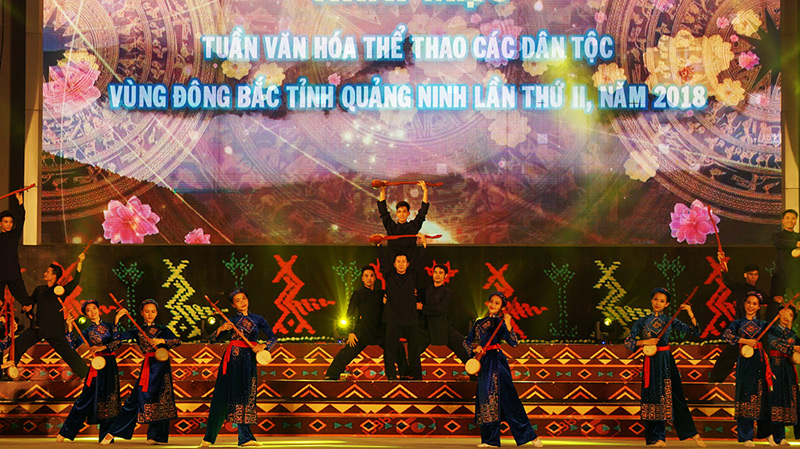 Một tiết mục biểu diễn tại Lễ khai mạc Tuần Văn hóa, Thể thao các dân tộc vùng Đông Bắc tỉnh Quảng Ninh lần thứ II
