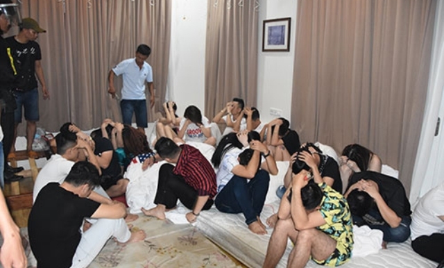 Các đối tượng sử dụng ma túy tập thể trong biệt thự bị Công an tỉnh Bình Thuận phát hiện, bắt giữ. (Ảnh: Công an tỉnh Bình Thuận)