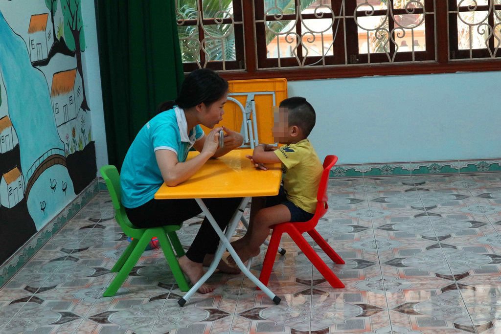 Một giờ trị liệu nhận biết con vật thông qua tranh, ảnh của Trung tâm giáo dục và phát triển tâm lý Việt