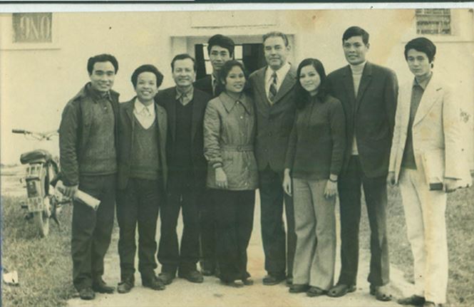 Quang Thọ (thứ 4 từ trái sang) đứng cạnh vị chuyên gia Nga - là thầy dạy thanh nhạc cho ông và các nghệ sĩ trong ảnh suốt 3 năm tại Nhạc viện Hà Nội