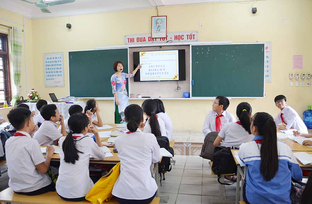 Cô giáo Nguyễn Thị Thu Hương, giáo viên Trường THCS Trần Quốc Toản, TP Uông Bí giảng bài cho học sinh.