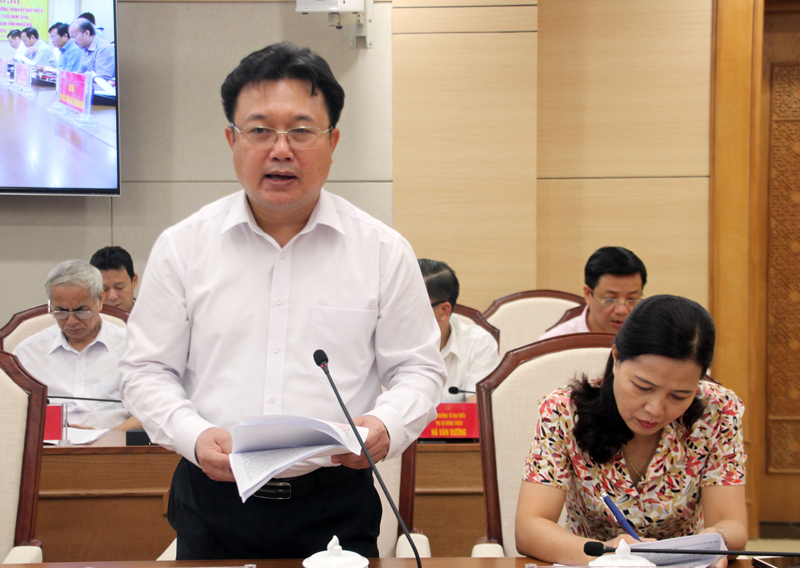 đồng chí Nguyễn Đức Thành, Phó Chủ tịch HĐND tỉnh báo cáo dự kiến nội dung chương trình kỳ họp thường lệ cuối năm 2018 và kỳ họp bất thường của HĐND tỉnh khóa XIII, nhiệm kỳ 2016-2021. 