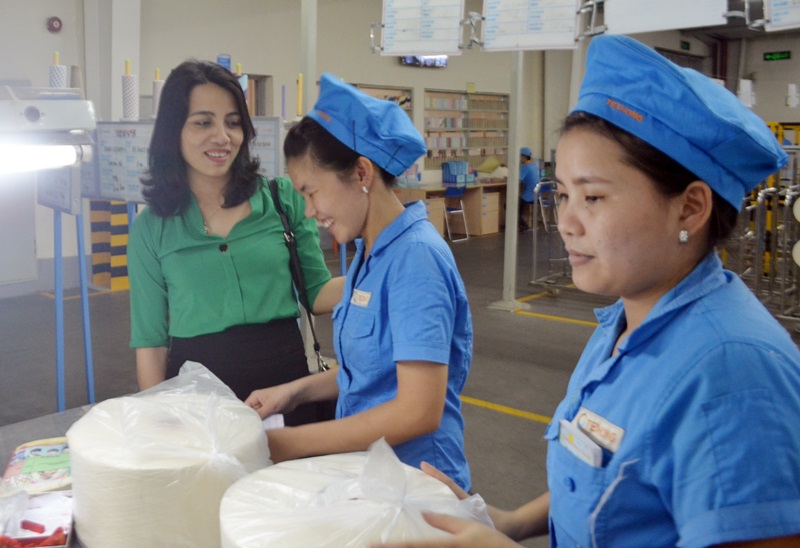 Lãnh đạo Công đoàn các KCN tỉnh trực tiếp xuống phân xưởng làm việc để thăm hỏi động viên nữ CNLĐ tại Công ty TNHH KHKT Texhong Ngân Long (KCN Hải Yên, TP Móng Cái)