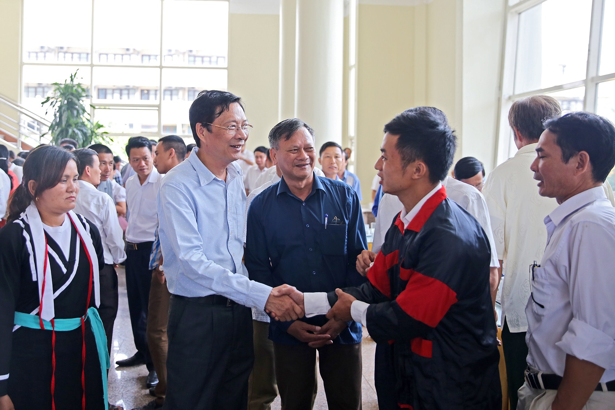 Bí thư Tỉnh uỷ, Chru tịch HĐND tỉnh Nguyễn Văn Đọc đối thoại trực tiếp với các đồng chí Bí thư chi bộ kiêm trưởng thôn, khu phố của tỉnh. 