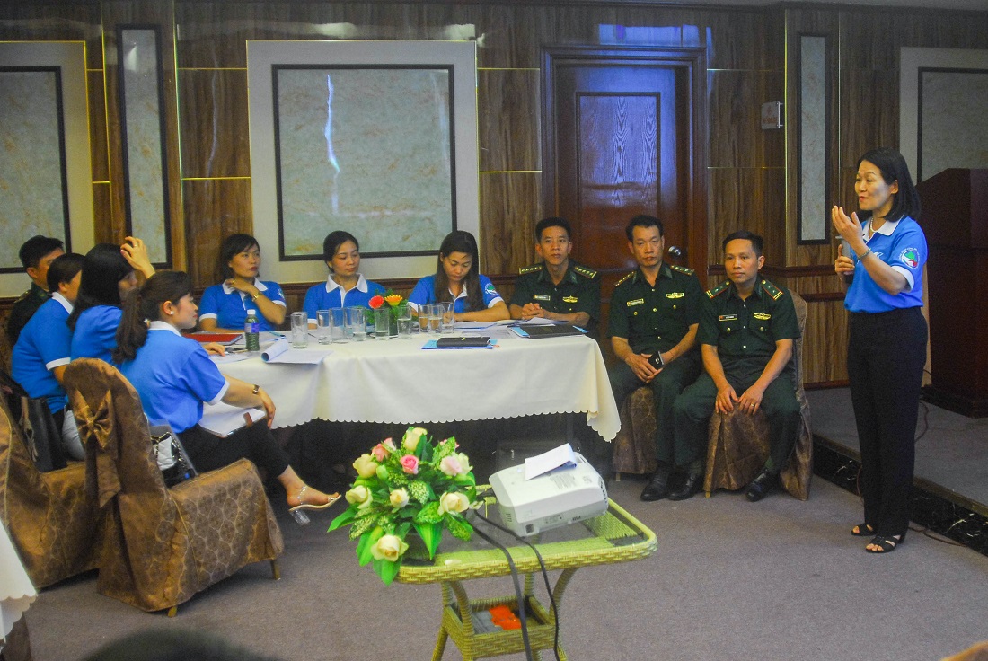 Các đại biểu Hội LHPN tỉnh, Bộ đội Biên phòng tỉnh tham gia thảo luận triển khai chương trình 