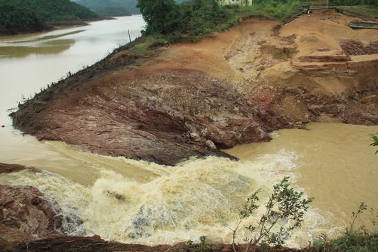 Thân đập Đầm Hà Động bị sự cố sau đợt mưa lũ cuối tháng 10/2014. Ảnh Huy Hùng