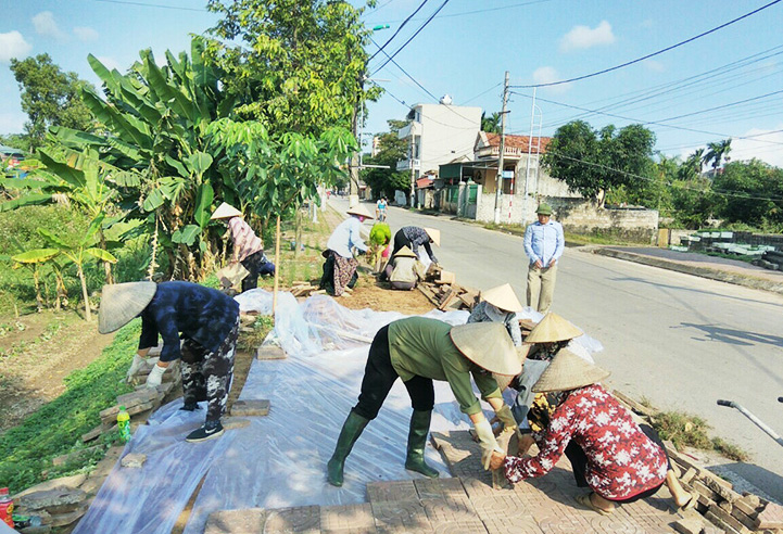 Nhân dân khu phố 2, phường Yên Giang đóng góp ngày công, kinh phí chỉnh trang diện mạo khu dân cư.