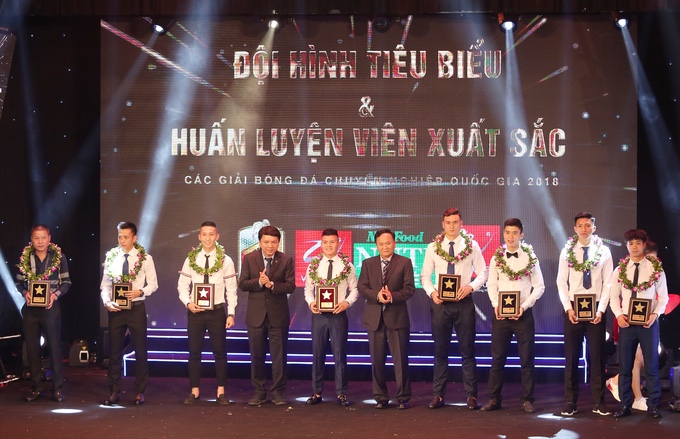 Nghiêm Xuân Tú (thứ 3, từ trái qua) trong lễ trao giải cho đội hình tiêu biểu V-league 2018 tại Gala tổng kết các gải bóng đá chuyên nghiệp Quốc gia 2018 tối 16/10