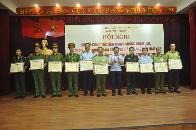 Hiếu (thứ 2 trái qua phải) nhận Bằng khen của UBND tỉnh.