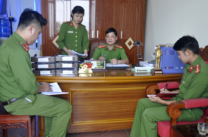 Hiếu (ngồi giữa) cùng CBCS Đội trao đổi kinh nghiệm trong đấu tranh phòng chống tội phạm kinh tế, môi trường.