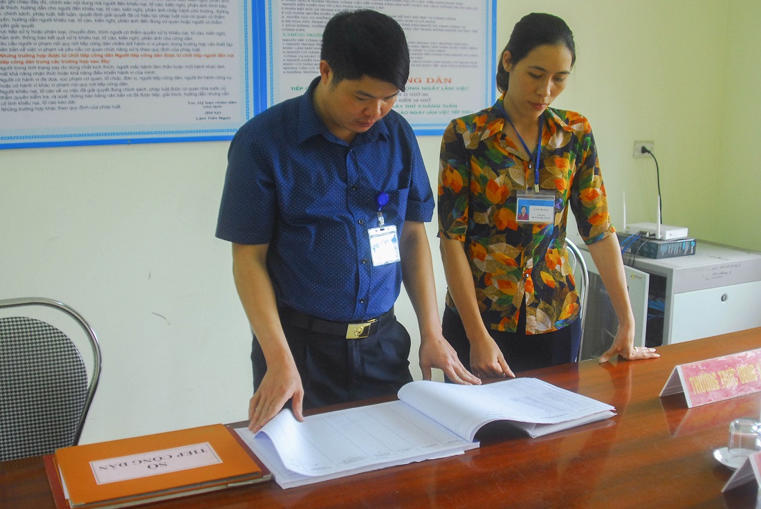 Cán bộ xã Bình Dương (Đông Triều) rà soát hồ sơ lưu trữ các cuộc tiếp công dân tại UBND xã.