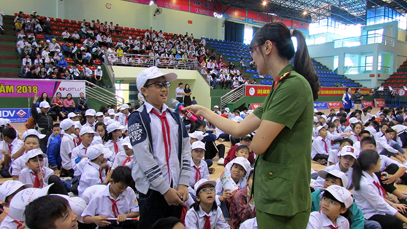 Buổi tuyên truyền thu hút đông đảo học sinh các trường tham gia.