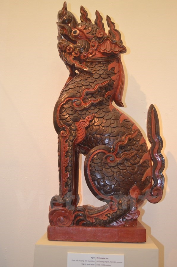 Nghê gỗ ở chùa Xối Thượng (Nam Định), thế kỷ 17-18. Ảnh chụp tại Triển lãm chuyên đề “Hình tượng sư tử và nghê trong nghệ thuật điêu khắc cổ Việt Nam,” diễn ra tại Bảo tàng Mỹ thuật Việt Nam tháng 11/2014. (Ảnh: An Ngọc/Vietnam+)