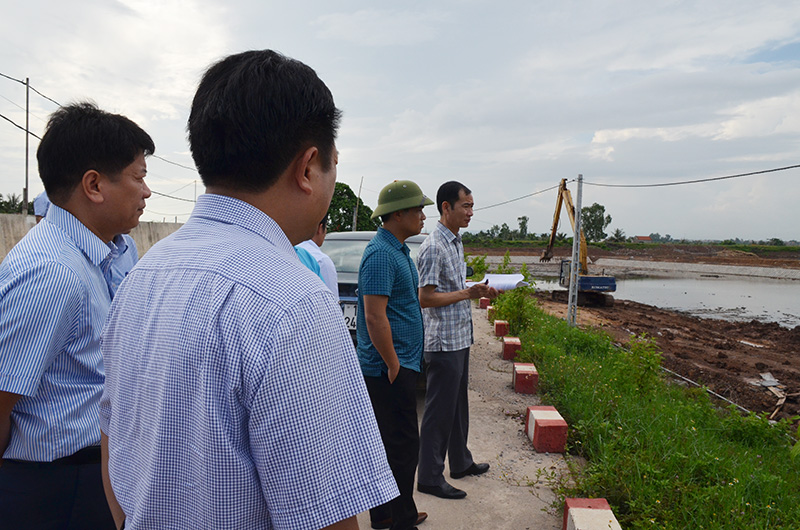 Đồng chí Nguyễn Đức Thành, Phó Chủ tịch HĐND tỉnh giám sát việc giải quyết kiến nghị của cử tri tại TX Quảng Yên
