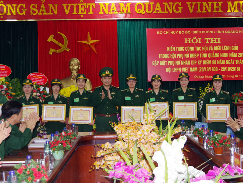 Đại tá Trần Văn Bừng, Bí thư Đảng ủy, Chính ủy BĐBP tỉnh trao thưởng cho những thí sinh đoạt thành tích xuất sắc trong hội thi. Ảnh: Xuân Hùng (BĐBP tỉnh)