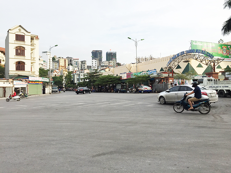 Khu vực cổng chính chợ Vườn Đào, phường Bãi Cháy, TP Hạ Long trước kia đầy ắp 2 dãy xe taxi đỗ đón khách thì nay đã thông thoáng
