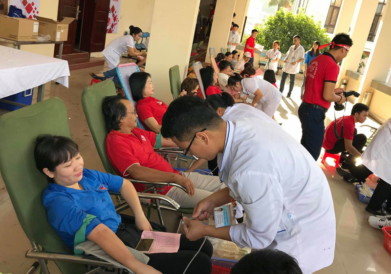 Đông đảo ĐVTN TP Hạ Long tham gia hiến máu tình nguyện. 