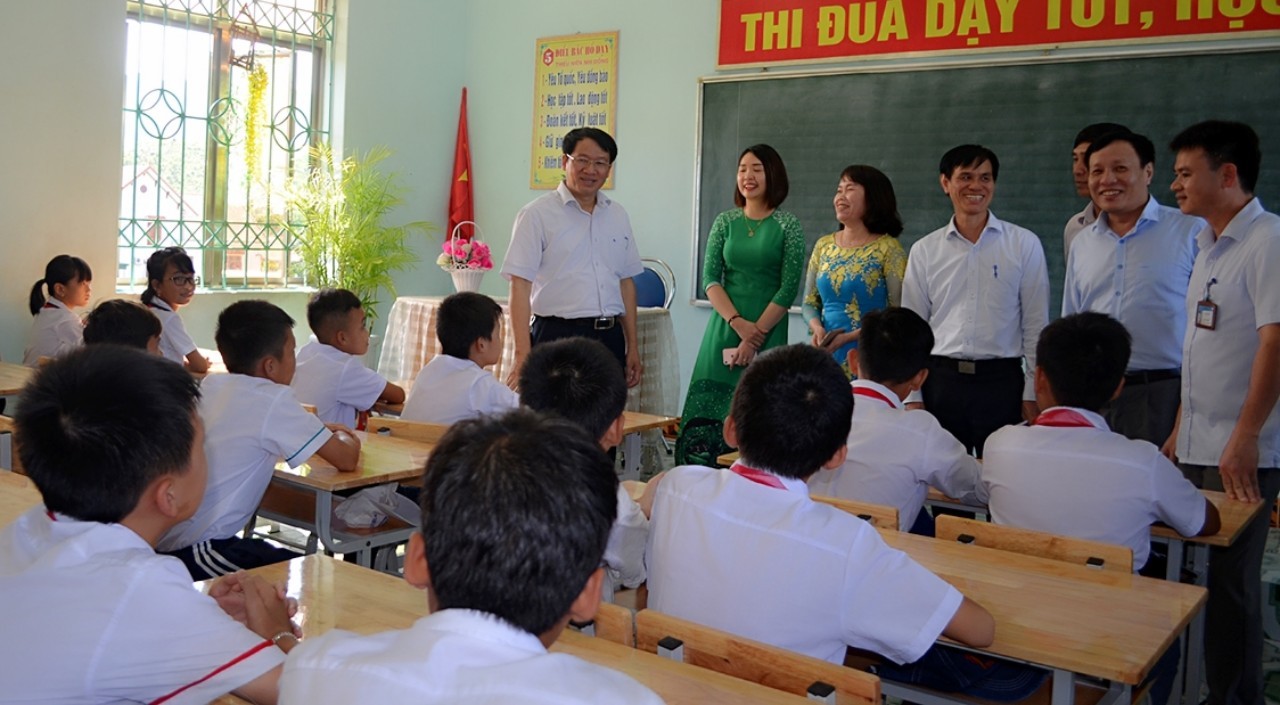 Cán bộ Công ty nhiệt điện Mông Dương động viên học sinh Trường Tiểu học - THCS xã Cẩm Hải  trước thềm năm học mới