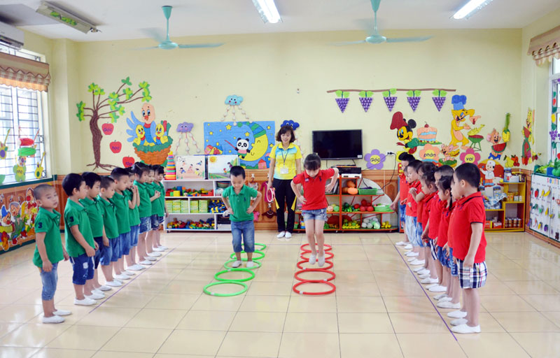 Tiết học vận động của trẻ Trường Mầm non Hoa Hồng, TP Hạ Long.