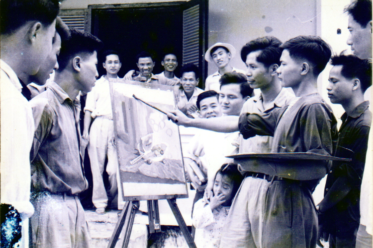 Lớp vẽ công nhân do hoạ sĩ Hoàng Công Luận hướng dẫn trong một buổi thực hành. Ảnh tư liệu của họa sĩ Vũ Quý.