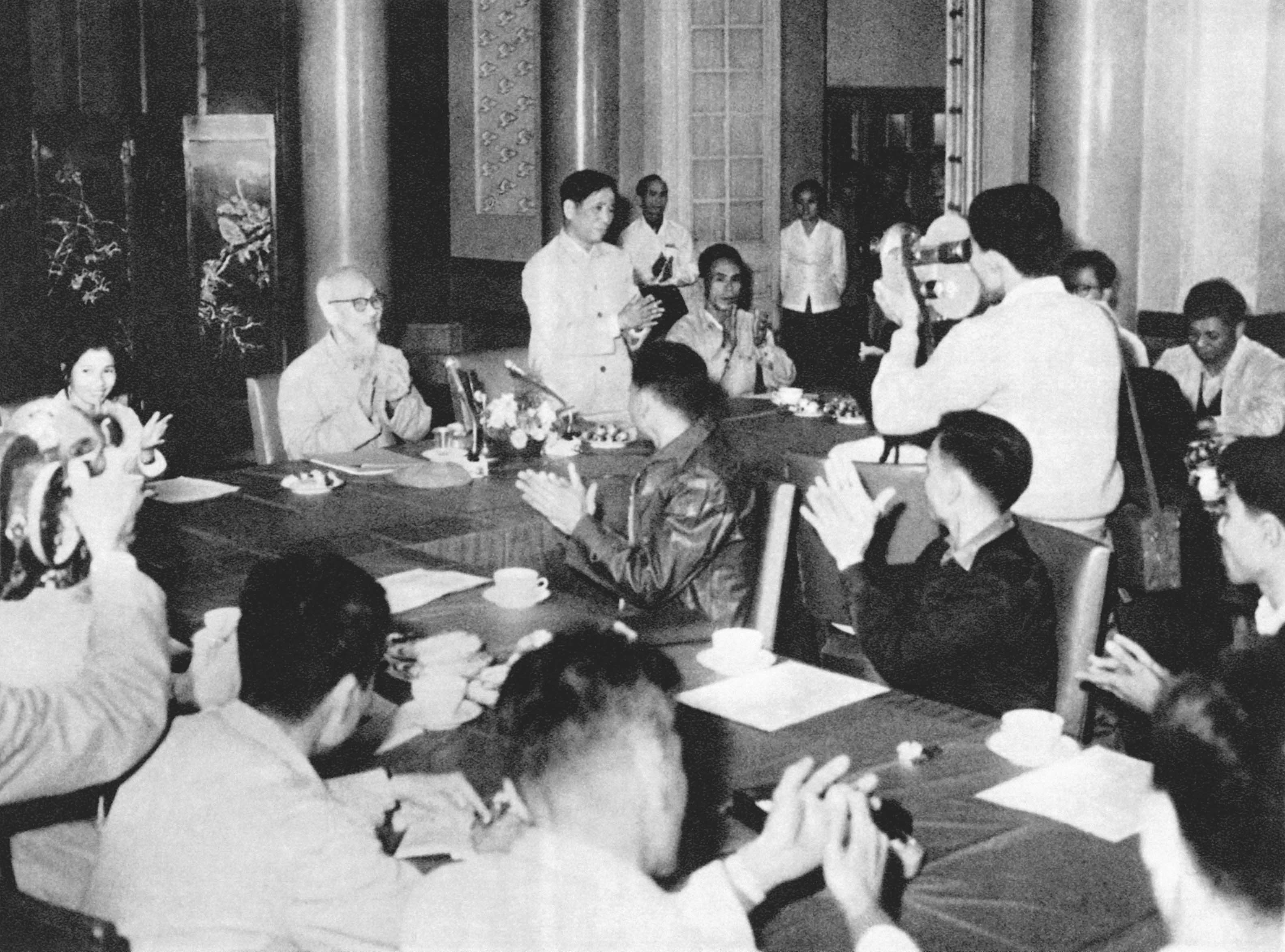 Bác Hồ gặp mặt công nhân, cán bộ ngành Than tại Phủ Chủ tịch ngày 15/11/1968. Ảnh tư liệu của TKV.
