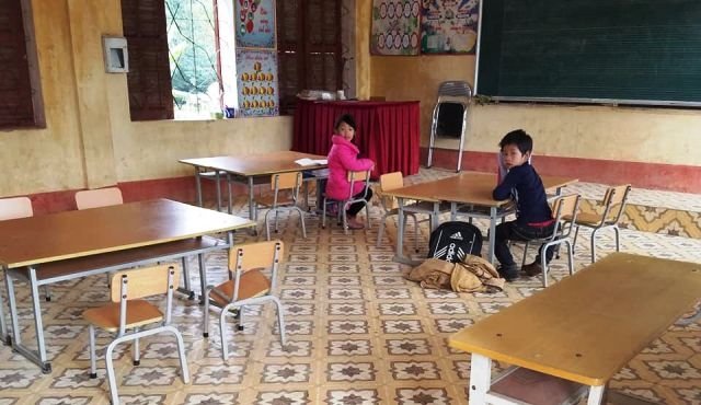 Một lớp học ở điểm trường chính Trường tiểu học Đức Vân chỉ có hai em đến học trong sáng 22-10.