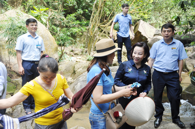 hó Chủ tịch UBND tỉnh Vũ Thị Thu Thủy trò chuyện với du khách tại Khu du lịch sinh thái Lựng Xanh.