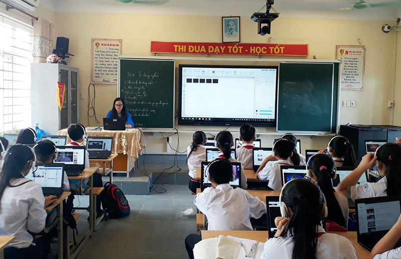 Học sinh lớp 7A, Trường THCS Cao Thắng, sử dụng máy tính xách tay trong tiết học văn.