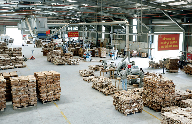 Sản xuất ván gỗ ép thanh tại Công ty TNHH Thanh Lâm, xã Tân Bình.