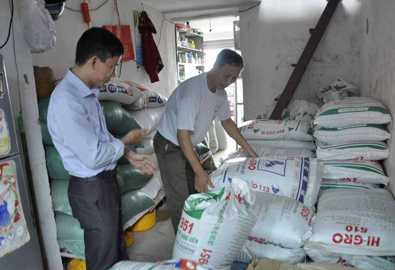 Cán bộ Phòng NN & PTNT huyện Hoành Bồ hướng dẫn cơ sở kinh doanh thắc ăn chăn nuôi ở Chợ Trung tâm thị trấn Trới thực hiện các điều kiện về kinh doanh thức ăn chăn nuôi.
