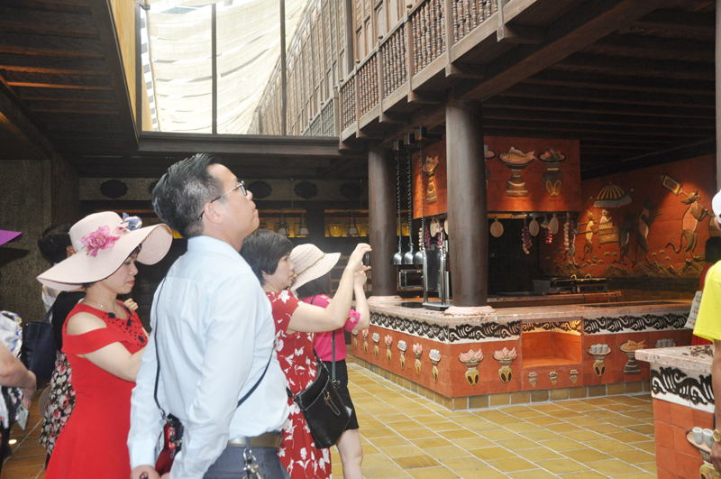 Du khách chiêm ngưỡng một góc không gian khu nghỉ dưỡng 5 sao  Khu Du lịch Yên Tử, TP Uông Bí 