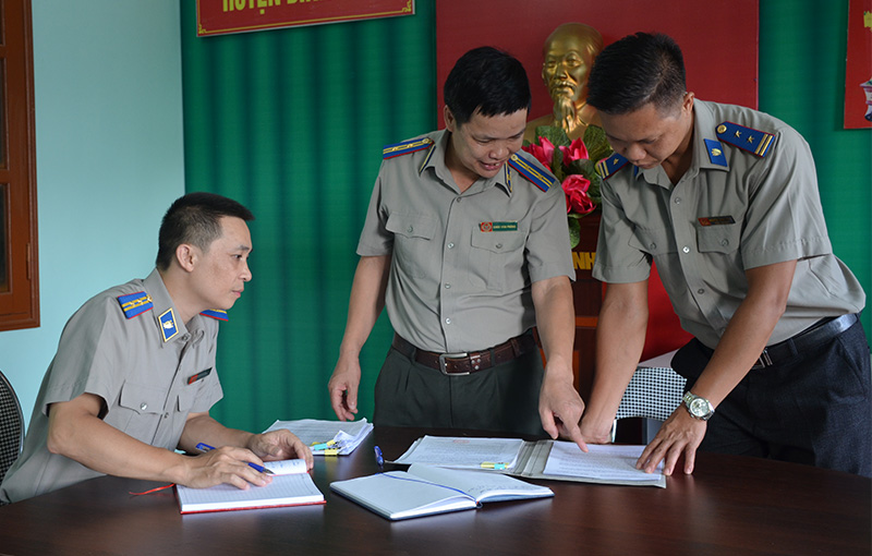 Cán bộ Chi cục THADS huyện Bình Liêu bàn giải pháp nâng cao hiệu quả công tác.
