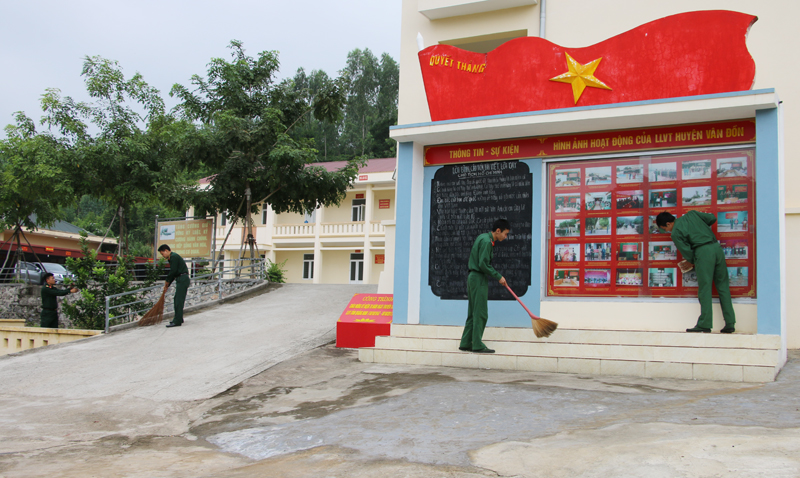 CBCS Ban CHQS huyện Vân Đồn tham gia vệ sinh giữ gìn doanh trại sáng, xanh, sạch, đẹp.