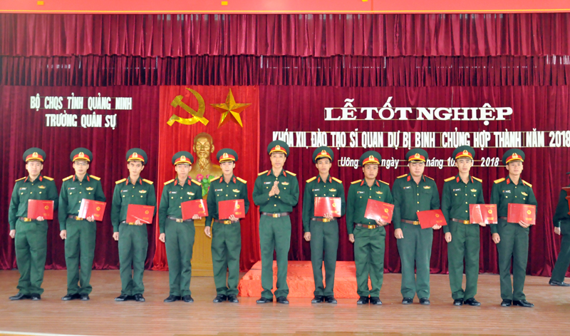 Các học viên nhân giấy chứng nhận tốt nghiệp khóa đào tạo Sáng 25/10, tại Trường Quân sự tỉnh, Bộ CHQS tỉnh tổ chức lễ tốt nghiệp đào tạo Sỹ quan dự bị Binh chủng hợp thành khóa XII năm 2018.