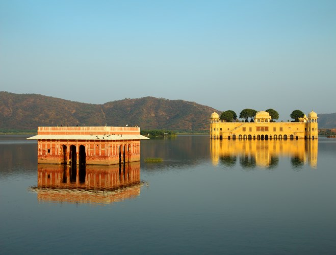 Jal Mahal, Jaipur, Ấn Độ: Jal Mahal, hay còn gọi là lâu đài Nước, là một cung điện nằm ở giữa hồ Man Sagar được xây dựng khoảng 300 năm trước đây. Nó là một tòa nhà 5 tầng với 4 tầng ngập dưới nước. 