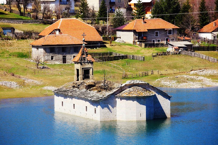 Không xa dãy núi Balkan ở Macedonia có một công viên quốc gia nổi tiếng với nhà thờ Saint Nicholas bị ngập nước. Nhà thờ cổ này được xây dựng vào những năm 1850. Sau 150 năm, Chính phủ Hy Lạp quyết định xây dựng một hồ nước nhân tạo bao xung quanh để cung cấp nước cho địa phương. 