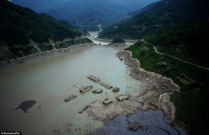 Xuanping, Trung Quốc: Trận động đất 8 độ richter đã khiến cả một ngôi làng chìm dưới nước vào năm 2008. Làng Xuanping đã trở thành một thị trấn ma sau sự cố khủng khiếp với hơn 10 khu vực (bao gồm nhà cửa, trường học và văn phòng) chìm dưới nước. Nhiều năm sau, nước rút đi và làng Xuanping bắt đầu nổi lên.