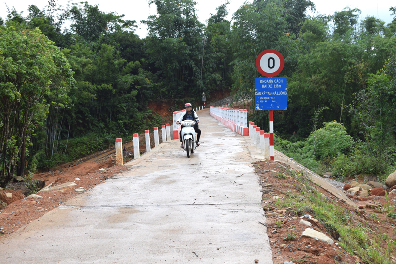 Công trình cầu và đường dân sinh xóm Kỳ Tau, thôn Nà Luông, xã Lục Hồn vừa đưa vào sử dụng cuối tháng 9 vừa qua
