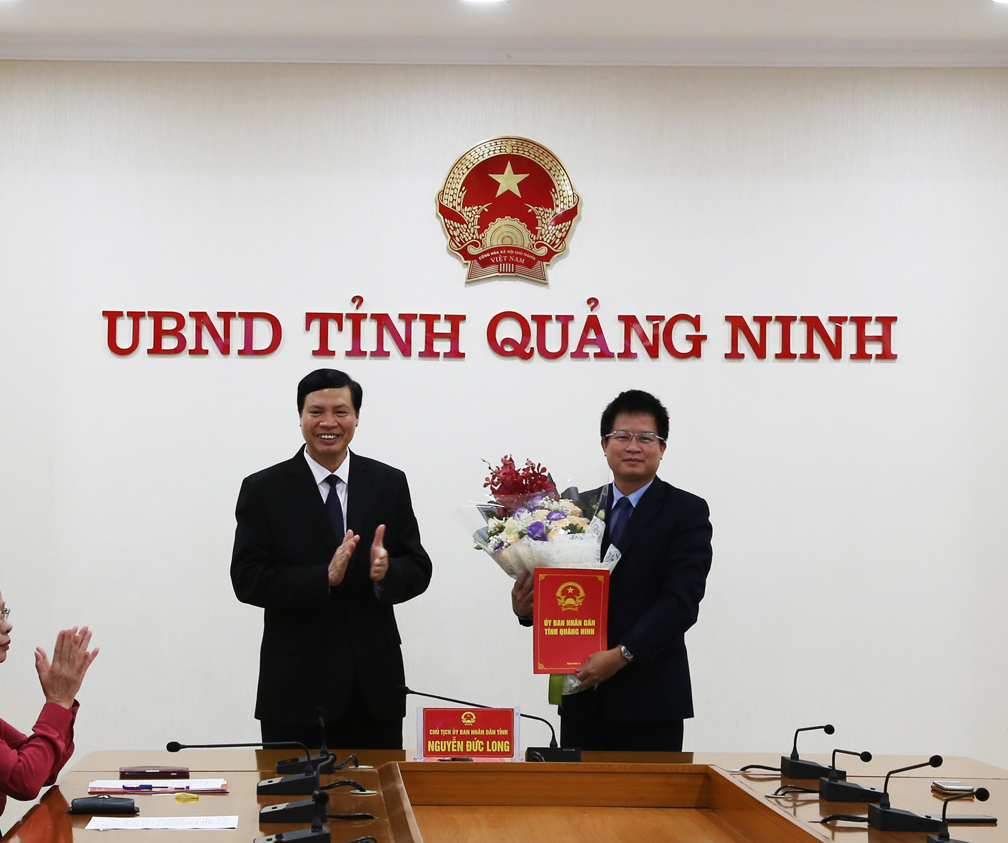 Đồng chí Nguyễn Đức Long, Phó Bí thư Tinh ủy, Chủ tịch UBND tỉnh, trao Quyết định bổ nhiệm Giám đốc Trung Trung tâm Phục vụ hành chính công tỉnh cho đồng chí Đỗ Ngọc Nam.
