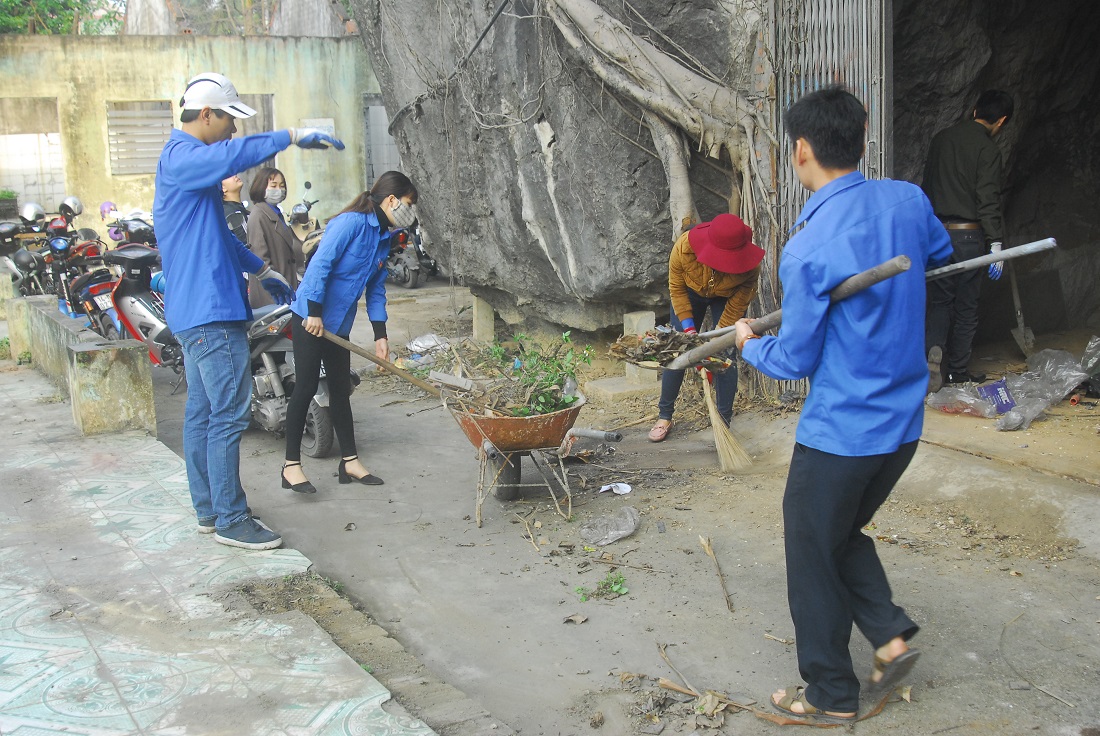 ĐVTN TP Cẩm Phả tích cực tham gia dọn vệ sinh môi trường, giữ gìn cảnh quan đô thị.