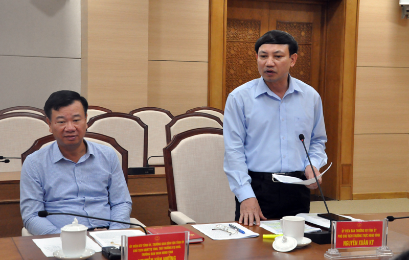 Đồng chí Nguyễn Xuân Ký, Phó Chủ tịch Thường trực HĐND tỉnh phát biểu tại hội nghị. 