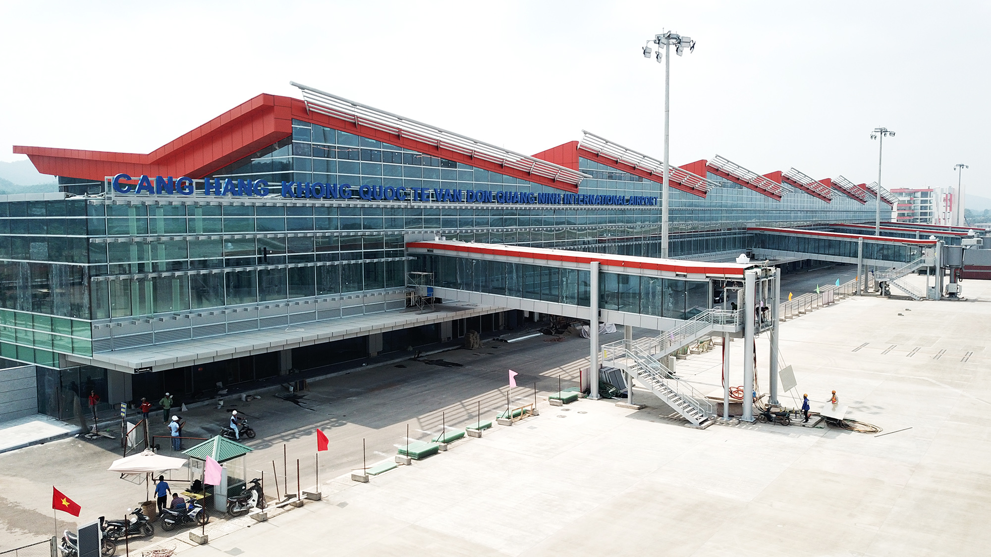 Cảng hàng không quốc tế Vân Đồn dự kiến khánh thành vào ngày 25/21/2018 là sân bay tư nhân đầu tiên trong cả nước được đầu tư tại Vân Đồn, Quảng Ninh