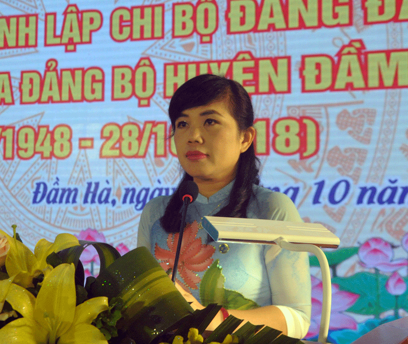 Đồng chí Nguyễn Thị Thu Hà, Bí thư huyện ủy phát biểu khai mạc buổi lễ.