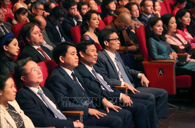 Phó Thủ tướng Vũ Đức Đam và các đại biểu dự khai mạc Liên hoan Phim Quốc tế Hà Nội lần thứ V. Ảnh: Thành Đạt/TTXVN