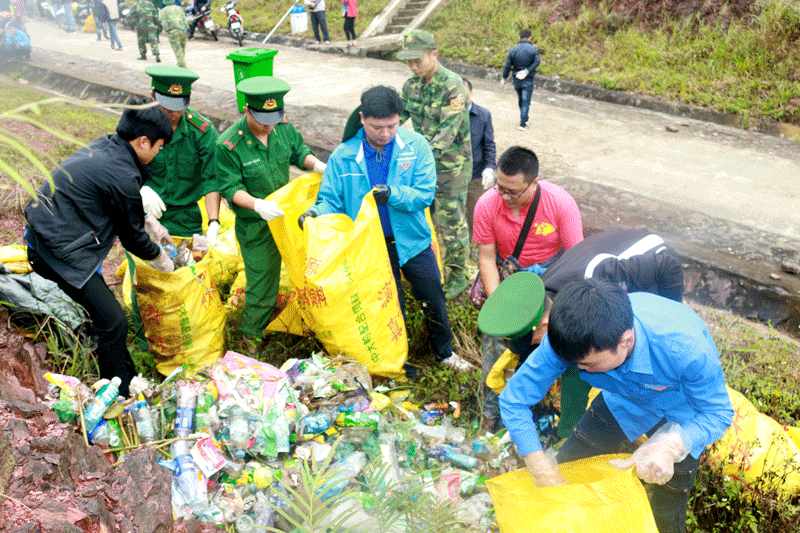 Huyện đoàn Bình Liêu phối hợp với Đồn Biên phòng cửa khẩu Hoành Mô tổ chức chương trình “Ngày thứ bảy tình nguyện” ra quân dọn vệ sinh môi trường đường biên, cột mốc biên giới.
