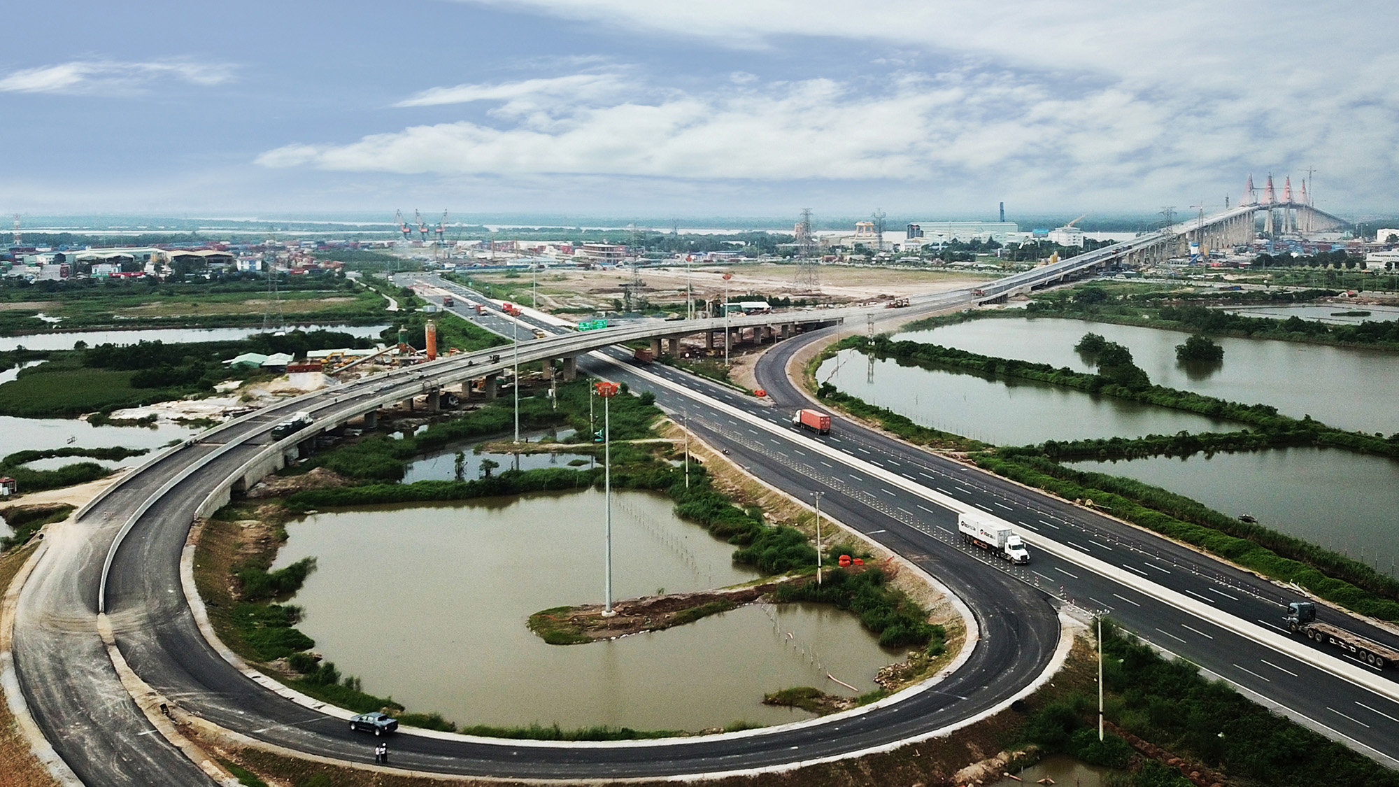 Cao tốc Hạ Long – Hải Phòng là tuyến cao tốc đầu tiên của tỉnh. Dự án đường dài 24,6km, rộng 25m được thiết kế 4 làn xe, vận tốc tối đa 100km/h.