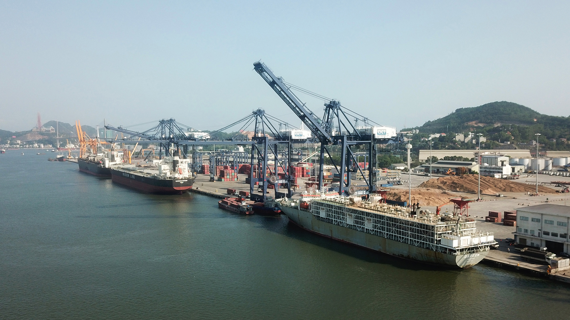 Cảng Container Quốc tế Cái Lân là cảng biển sâu nhất miền Bắc, có thể tiếp nhận tàu trọng tải lên đến 80.000 tấn, đáp ứng nhu cầu làm hàng của các hãng vận tải quốc tế, góp phần thúc đẩy kinh tế cảng biển của Quảng Ninh phát triển